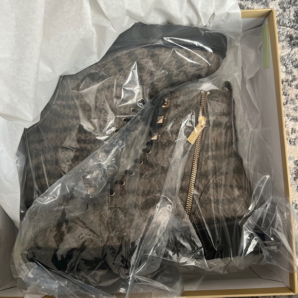 Michael Kors Haskell Tiger Logo Print Canvas Boot - Picture 6 of 7